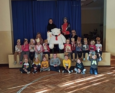 Uczniowie szkoły PSP Babin wraz z nauczycielką i pracownicami GBP Przyłek.