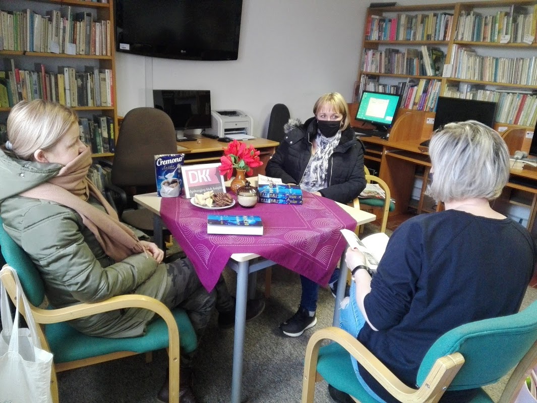 Trzy kobiety, spotkanie DKK da dorosłych, dyskusja nad książką "Mama kazała mi chorować"