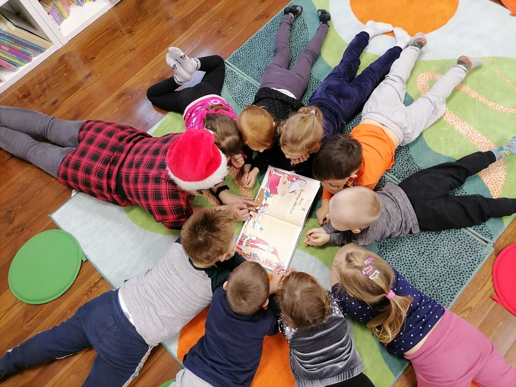 dzieci, książka, kolorowy dywan, półki, podłoga