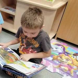 Chłopiec czyta książkę
