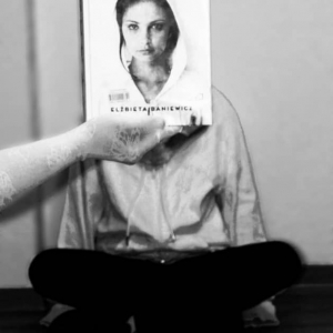 Tytuł zdjęcia „Kobieta w bieli”/ twórcy zdjęcia Nikola Solecka, Elżbieta Solecka – PSP im. Haliny Mirosławskiej w Grabowie nad Wisłą