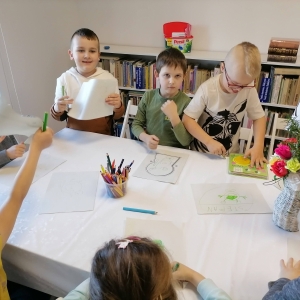 Dzieci podczas wspólnego rysowania