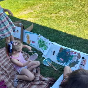 Dzieci wspólnie malują farbami