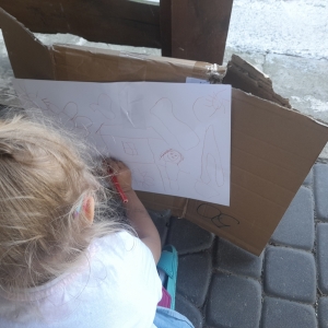Dziewczynka rysuje obrazek