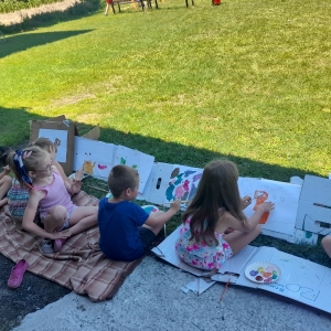 Dzieci wspólnie tworzą swoje obrazki