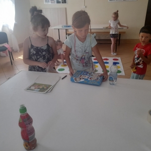 Dzieci stoją przy stole