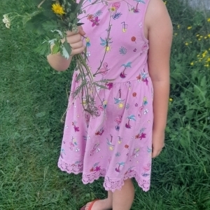 Dziewczynka trzyma w ręku kwiatki