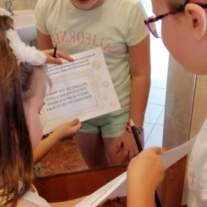 Dziecko pokazuje kartkę z tekstem