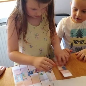 Dzieci układają kolorowy obrazek