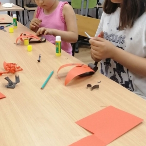 Dzieci wycinają elementy z kolorowego papieru
