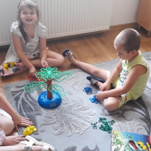Dzieci grają wspólnie