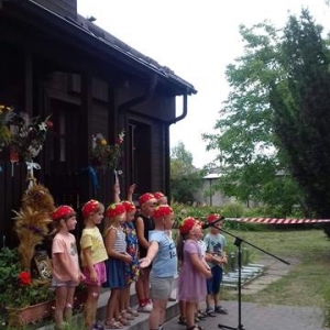 Dzieci stoją przed wejściem do biblioteki